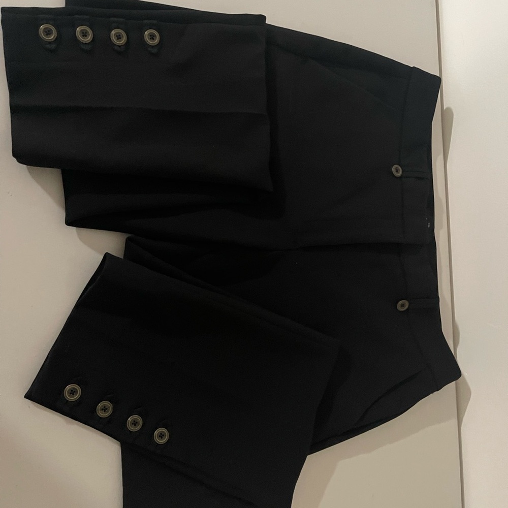 Chic Black Women's Cropped Pants - Picture 6 of 7